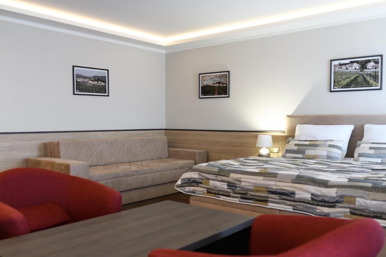 Vinarstvi U Kaplicky Hotell Zaječí Exteriör bild